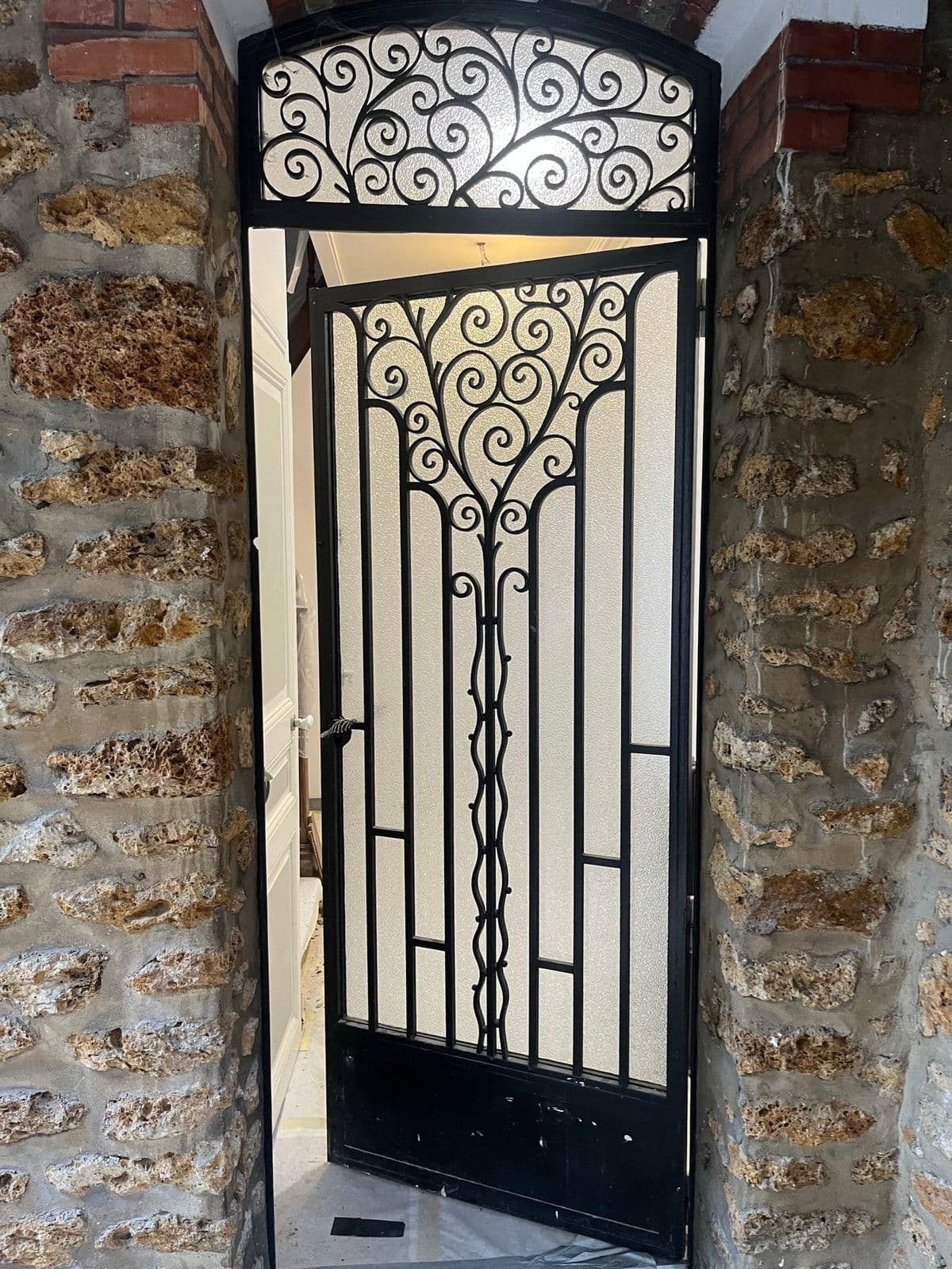Porte en acier à l'ancienne
