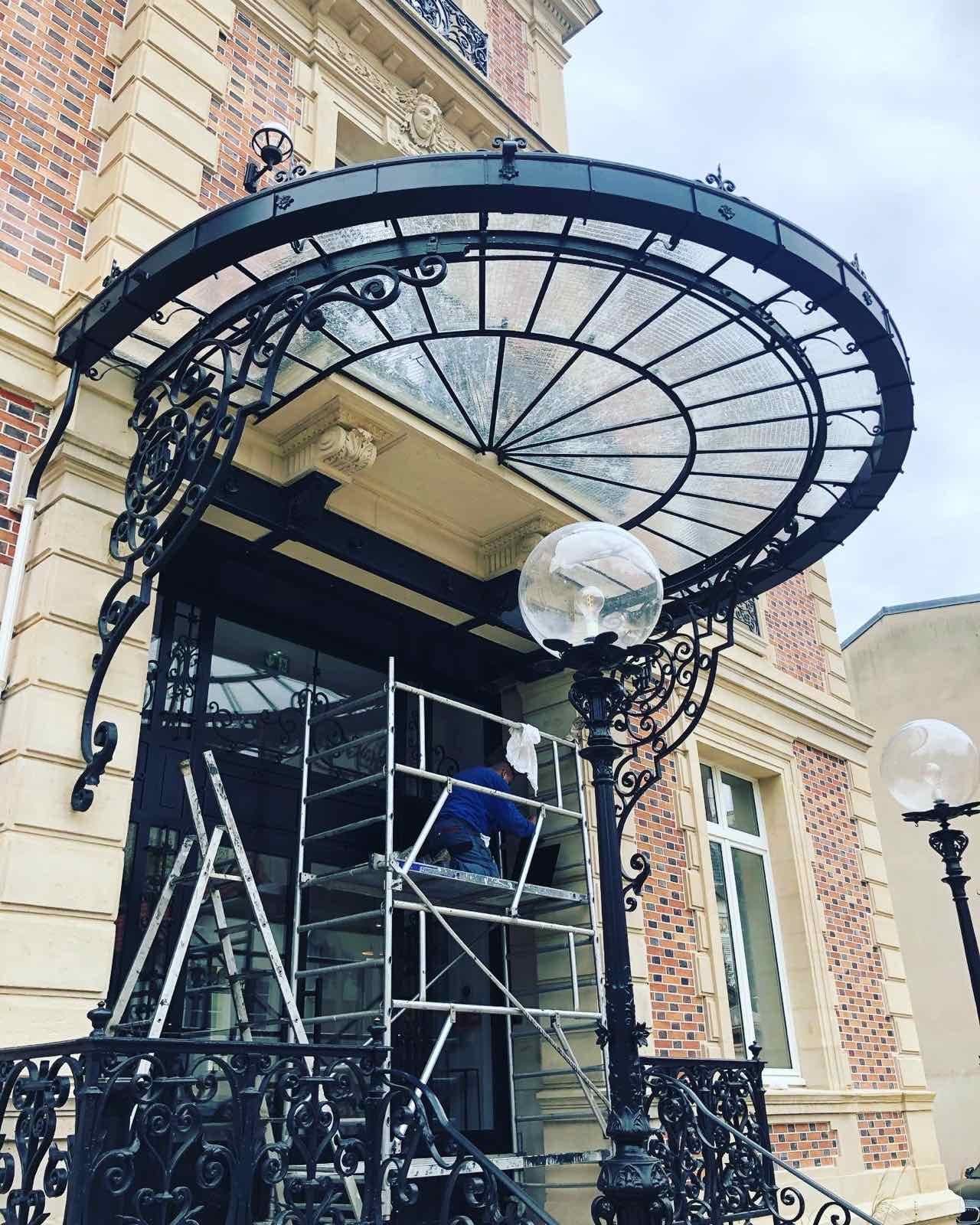 Marquise en rotonde d'un hôtel particulier
