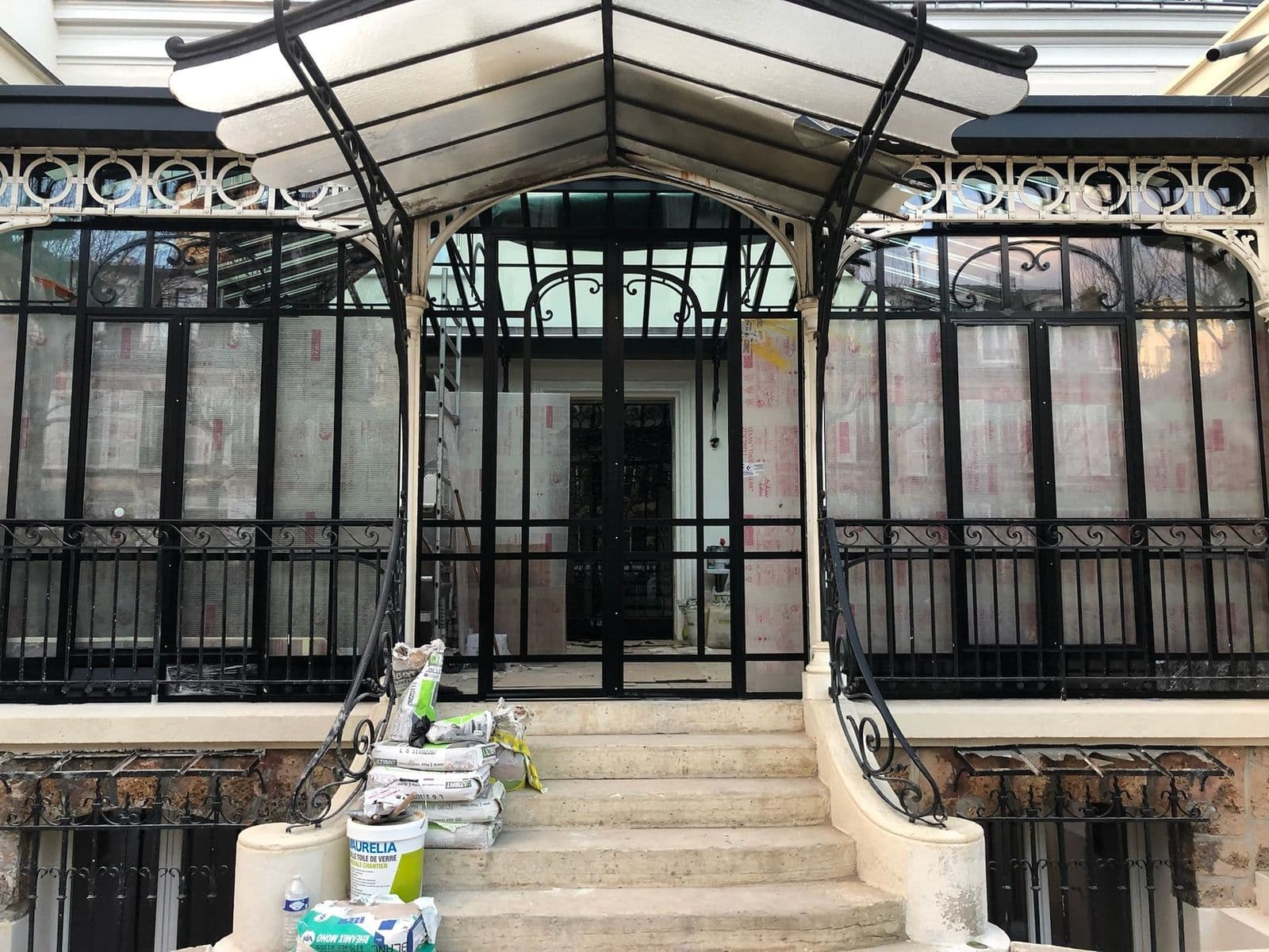 Façade vitrée et marquise d'un hôtel particulier