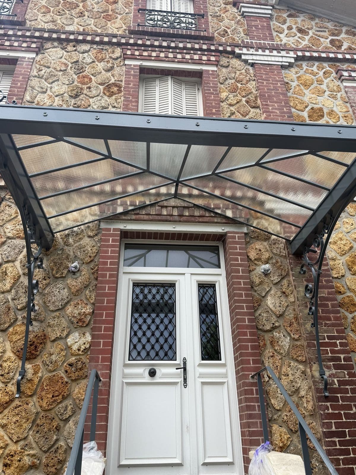 Marquise d'entrée sur maison en meulière