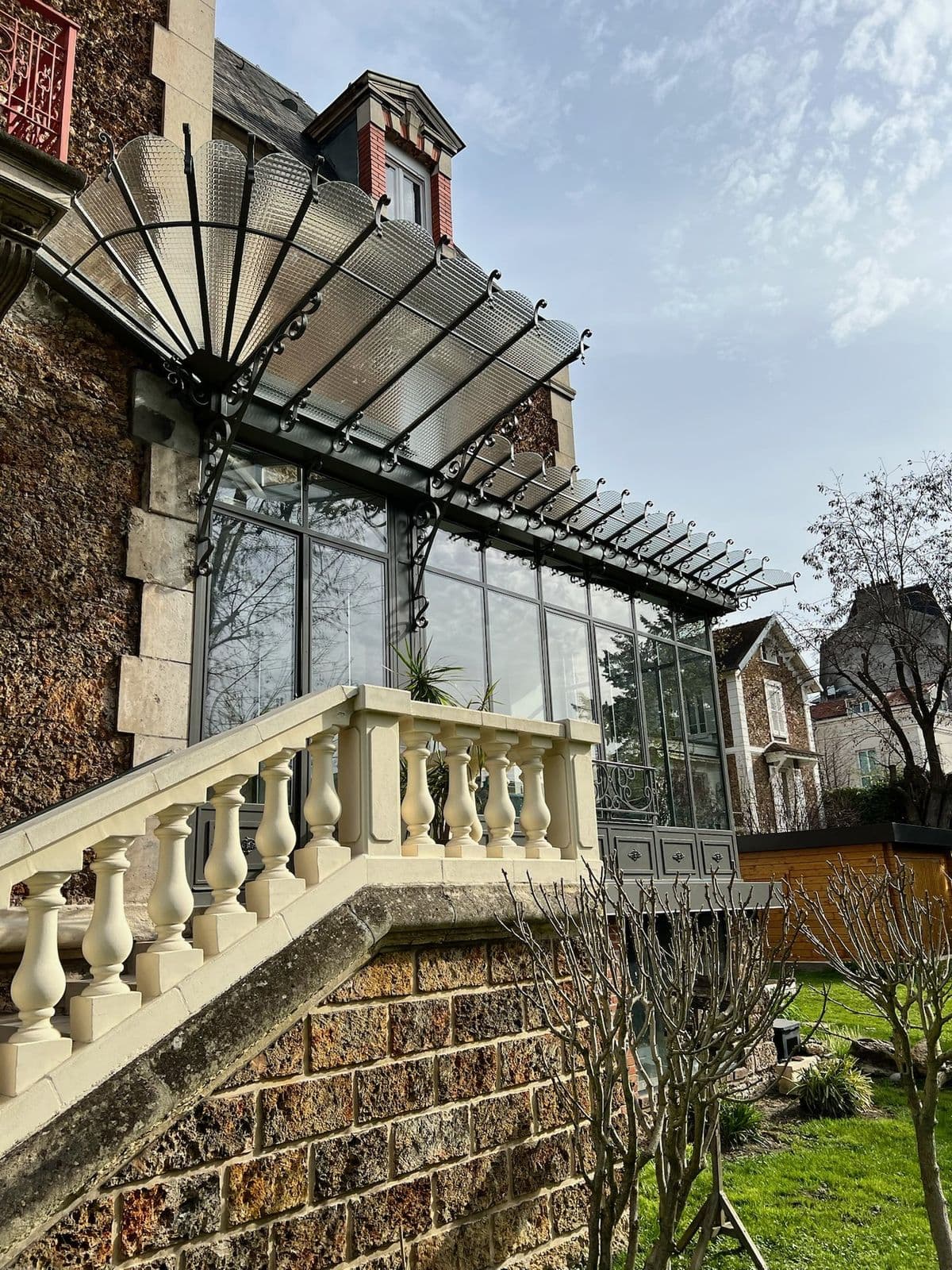 Véranda de jardin avec marquise en queue de paon