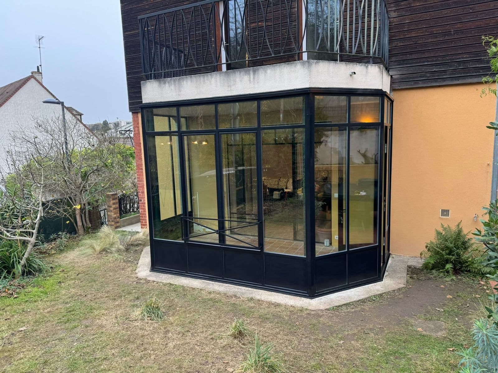 Extension vitrée contemporaine en acier