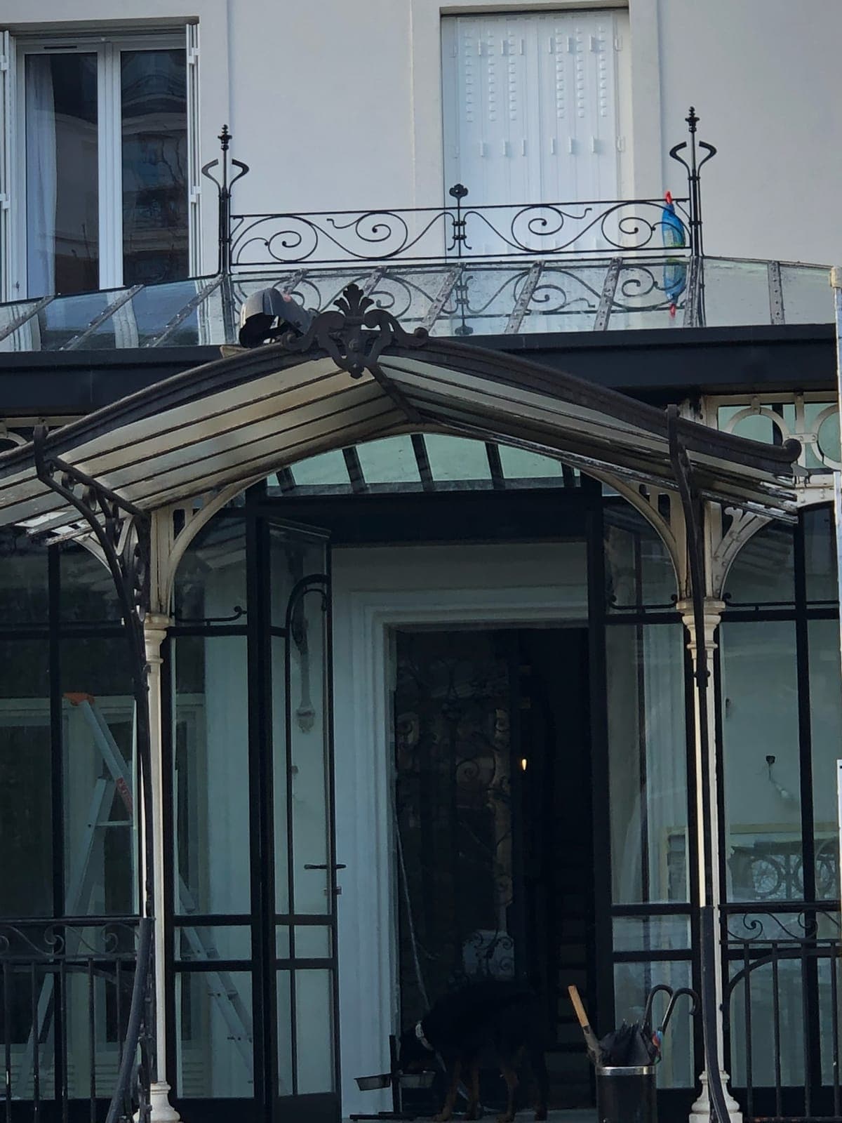 Marquise sur colonnes à l'entrée d'un hôtel particulier