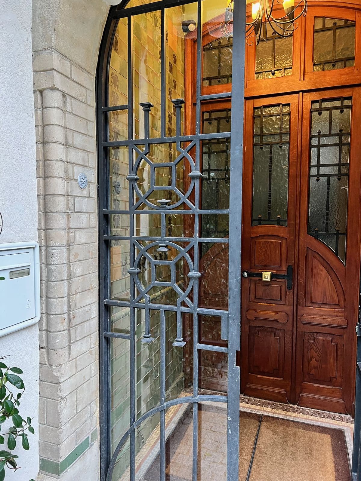 Porte d'immeuble en acier forgé