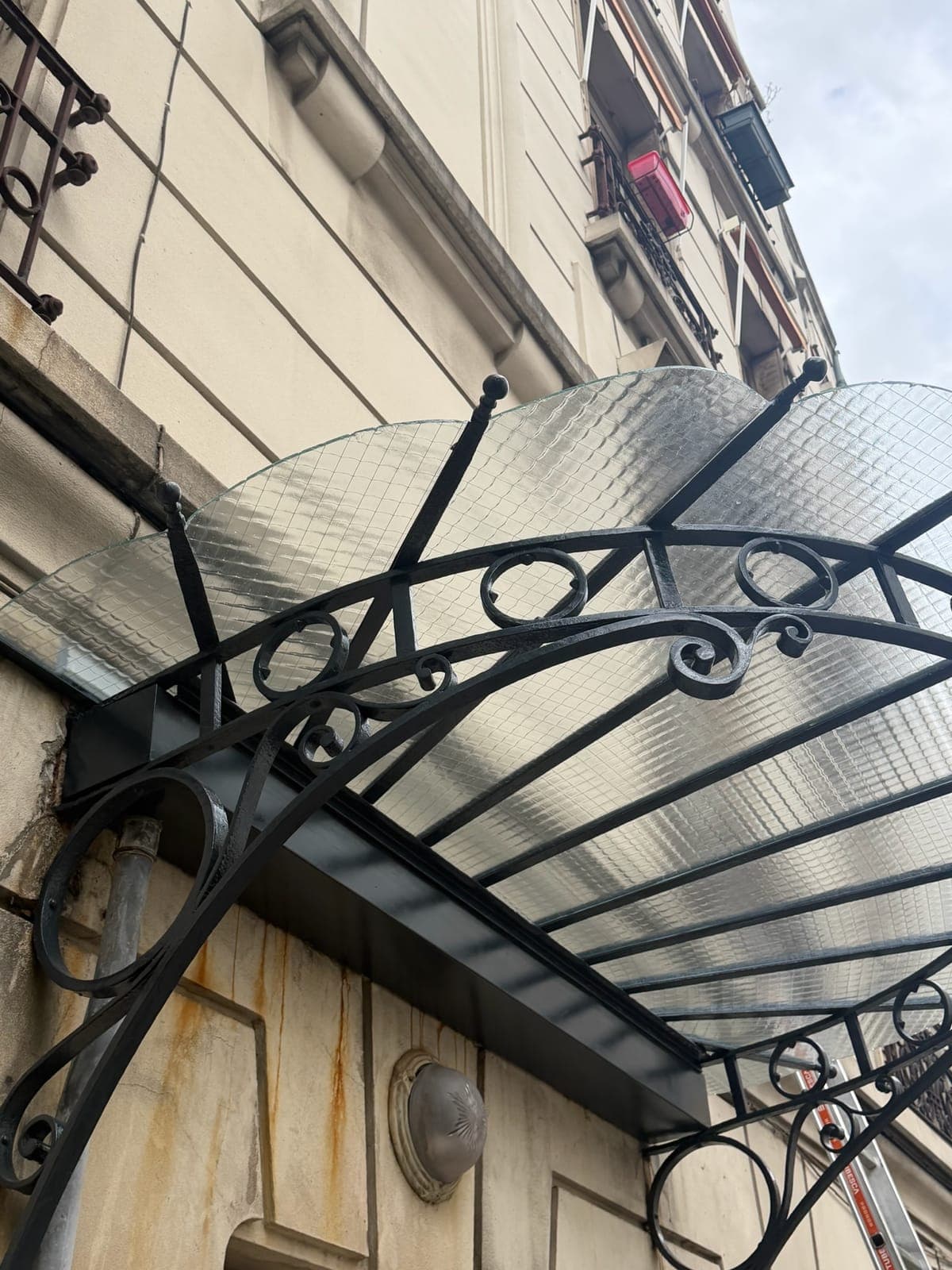 Bordure neuve en acier et volutes reprises, après travaux